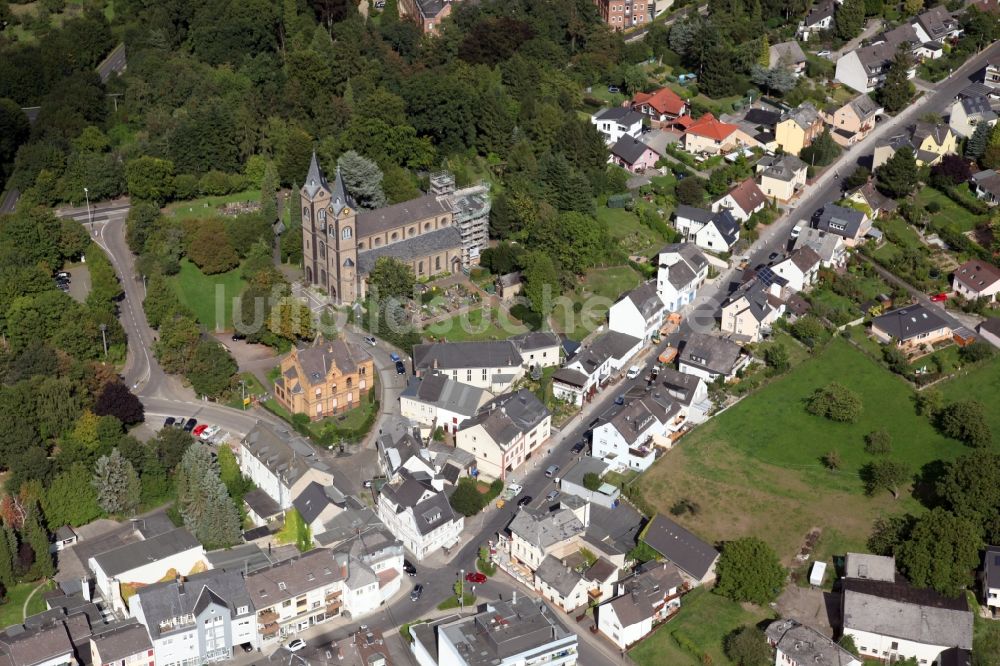 Koblenz aus der Vogelperspektive: Kirchengebäude der Sankt Nikolaus Gemeinde in Arenberg in Koblenz im Bundesland Rheinland-Pfalz