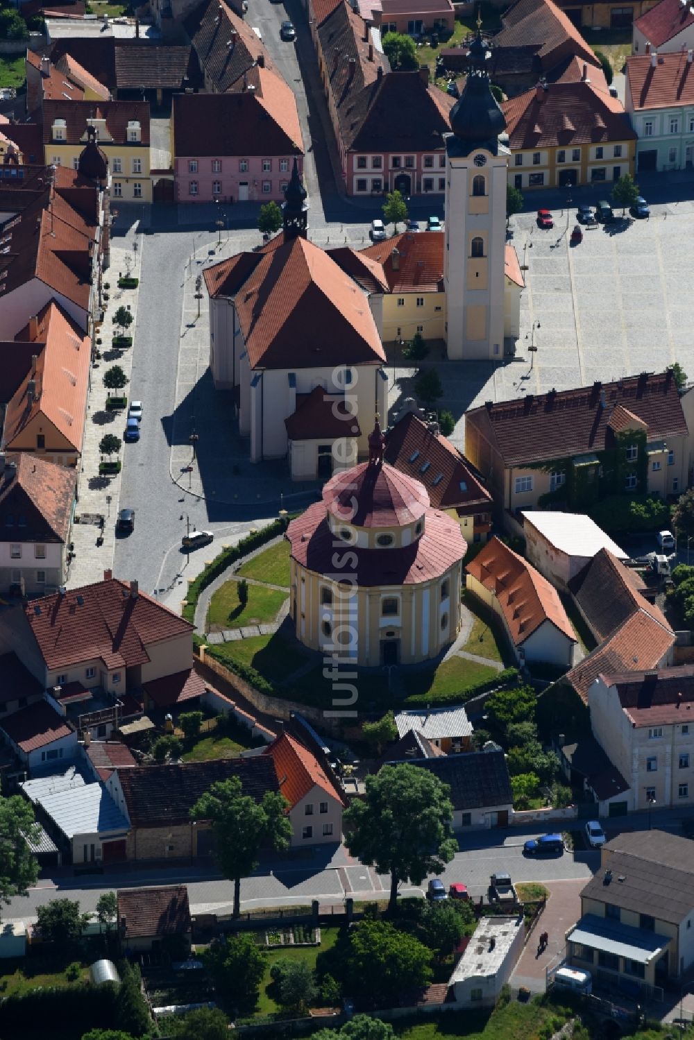 Dobrany - Dobrzan aus der Vogelperspektive: Kirchengebäude der Sankt Nikolaus Kirche und der Sankt Vitus Kirche im Altstadt- Zentrum in Dobrany - Dobrzan in Plzensky kraj - Pilsner Region - Böhmen, Tschechien