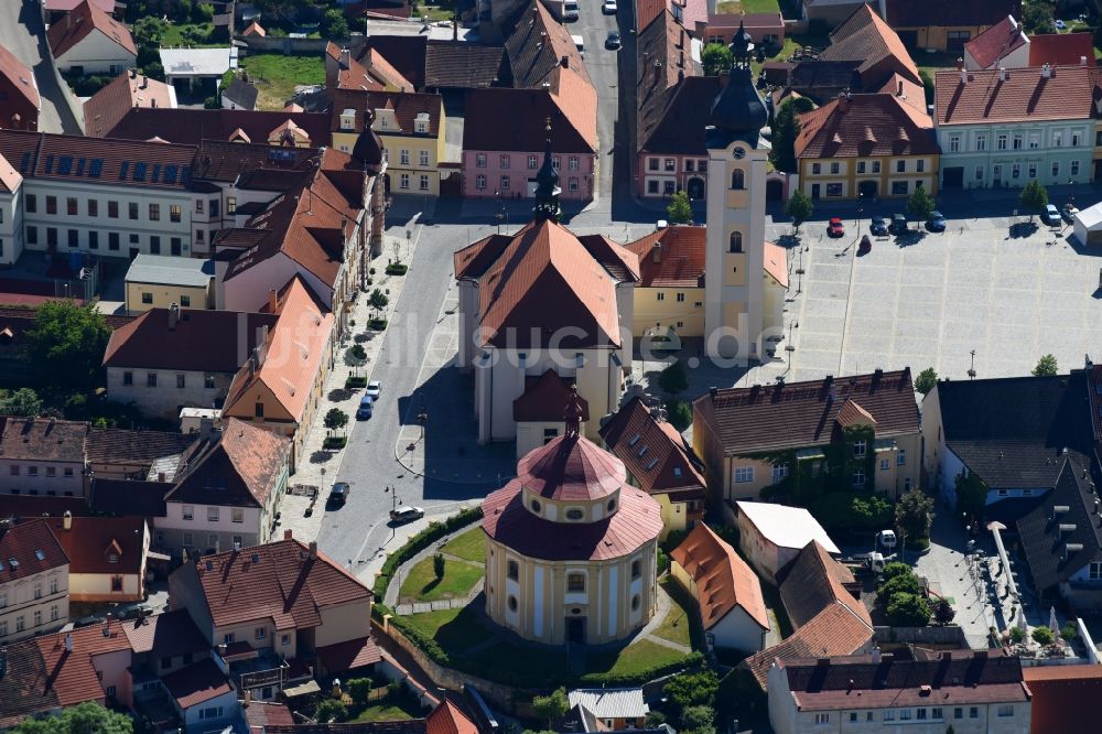 Luftbild Dobrany - Dobrzan - Kirchengebäude der Sankt Nikolaus Kirche und der Sankt Vitus Kirche im Altstadt- Zentrum in Dobrany - Dobrzan in Plzensky kraj - Pilsner Region - Böhmen, Tschechien