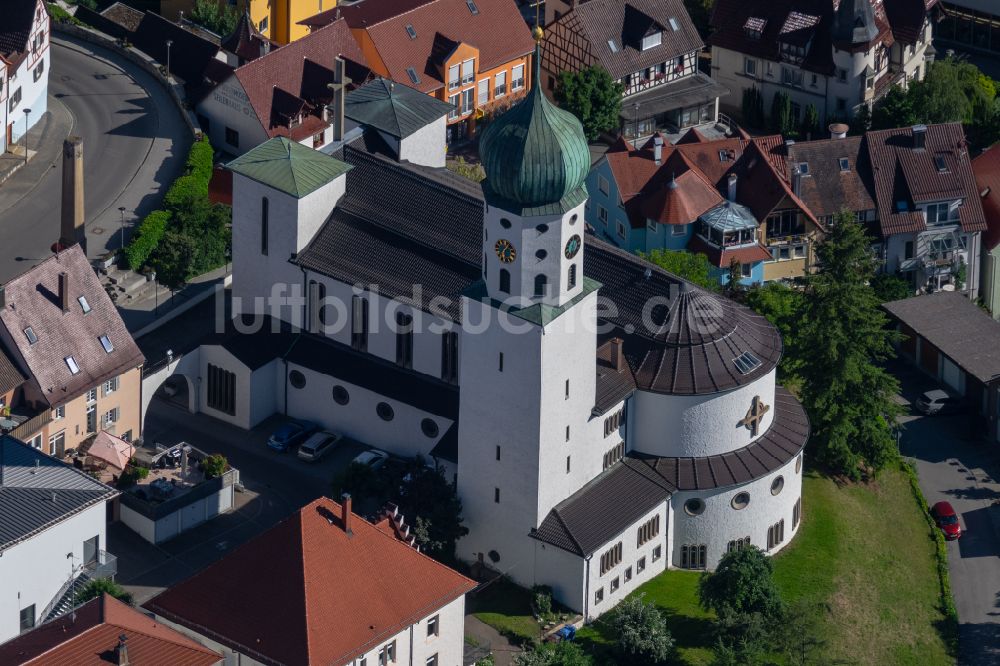 Stockach aus der Vogelperspektive: Kirchengebäude Sankt Oswald in Stockach im Bundesland Baden-Württemberg, Deutschland