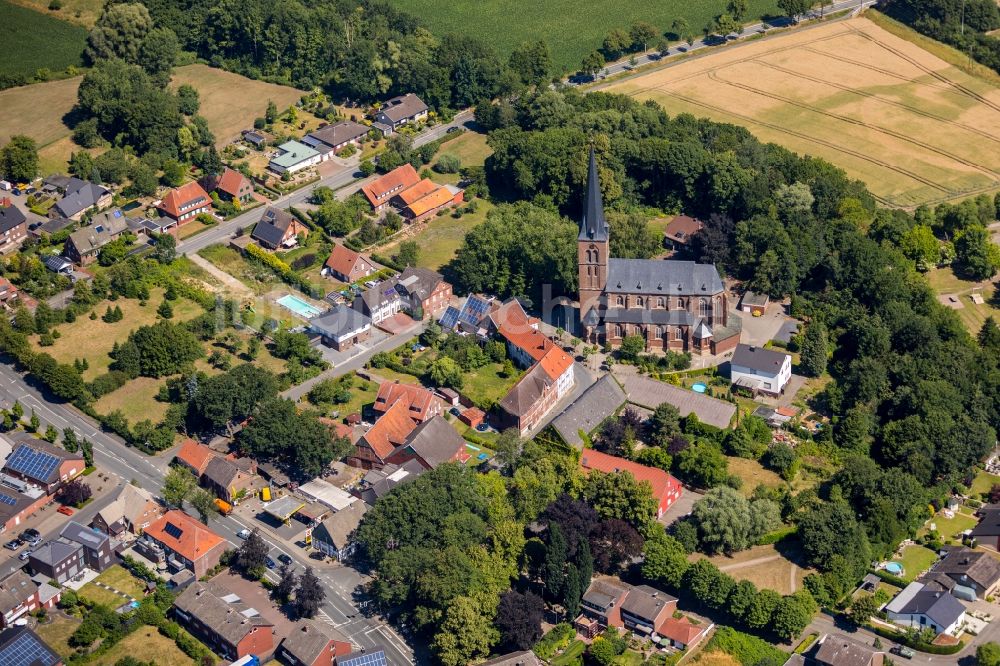 Vorhelm aus der Vogelperspektive: Kirchengebäude der Sankt Pankratius Kirche in Vorhelm im Bundesland Nordrhein-Westfalen, Deutschland