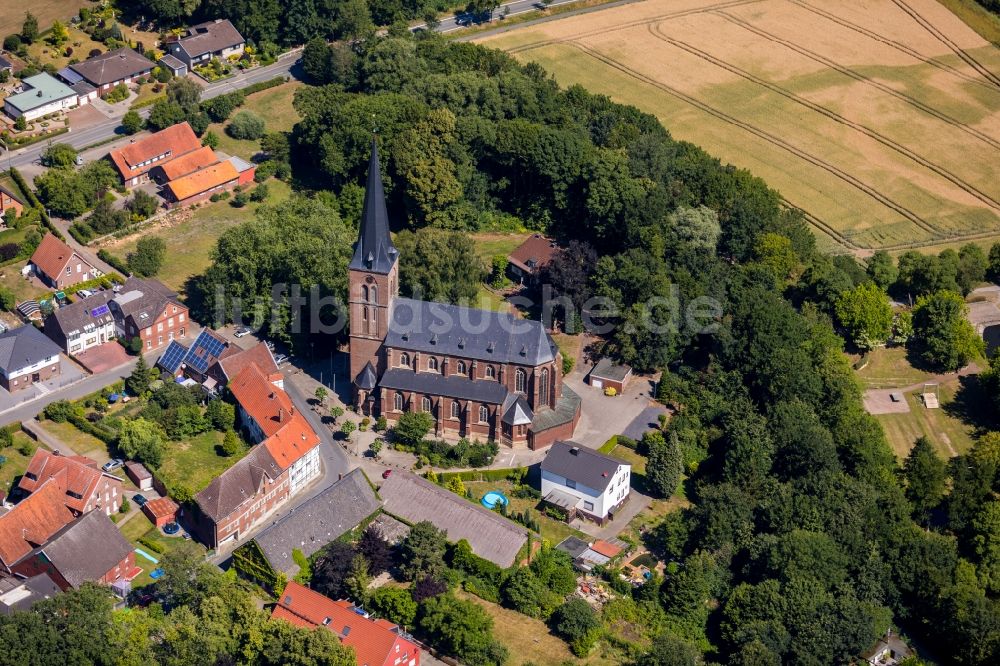 Luftbild Vorhelm - Kirchengebäude der Sankt Pankratius Kirche in Vorhelm im Bundesland Nordrhein-Westfalen, Deutschland