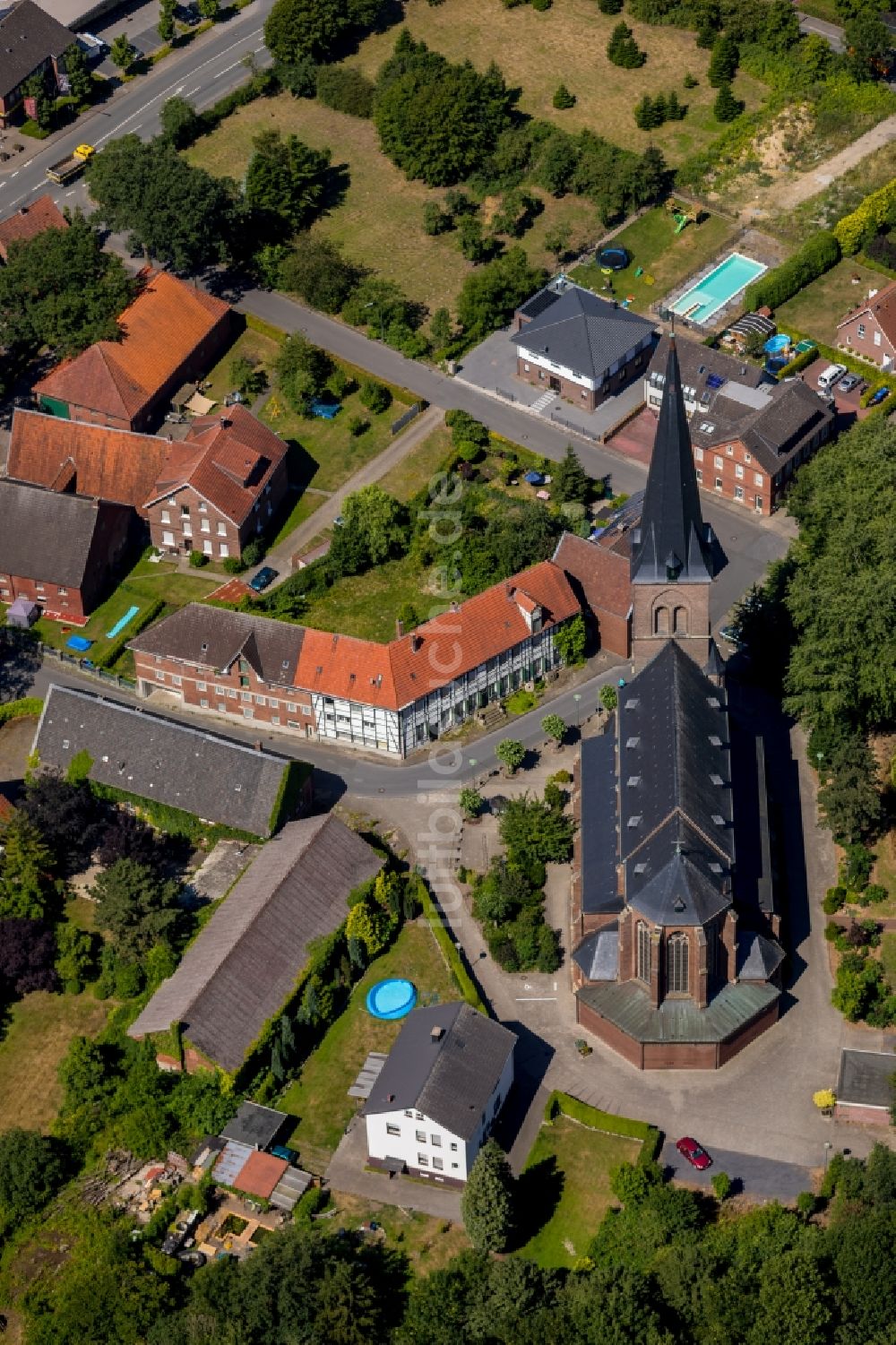 Vorhelm von oben - Kirchengebäude der Sankt Pankratius Kirche in Vorhelm im Bundesland Nordrhein-Westfalen, Deutschland