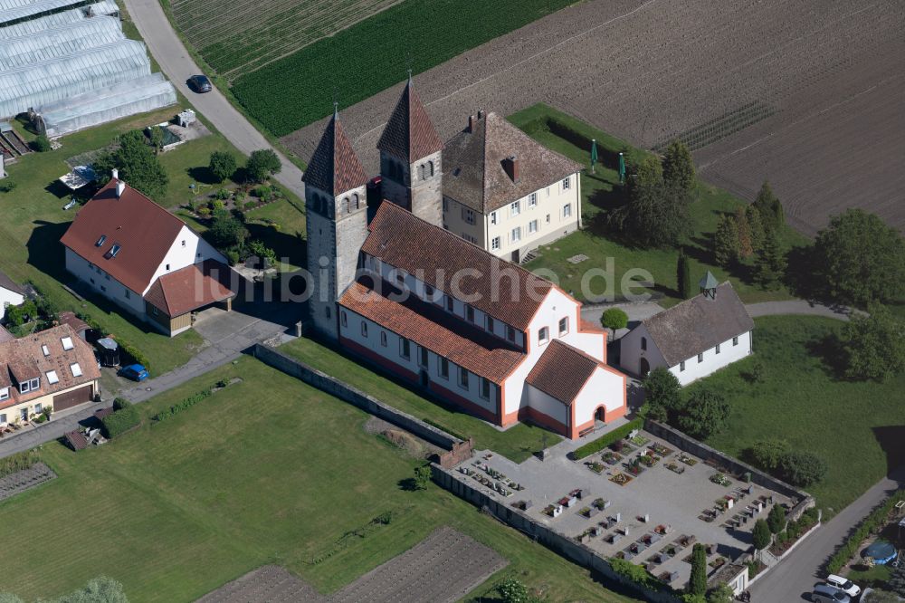 Luftaufnahme Reichenau - Kirchengebäude Sankt Peter und Paul auf der Insel Reichenau im Bundesland Baden-Württemberg, Deutschland