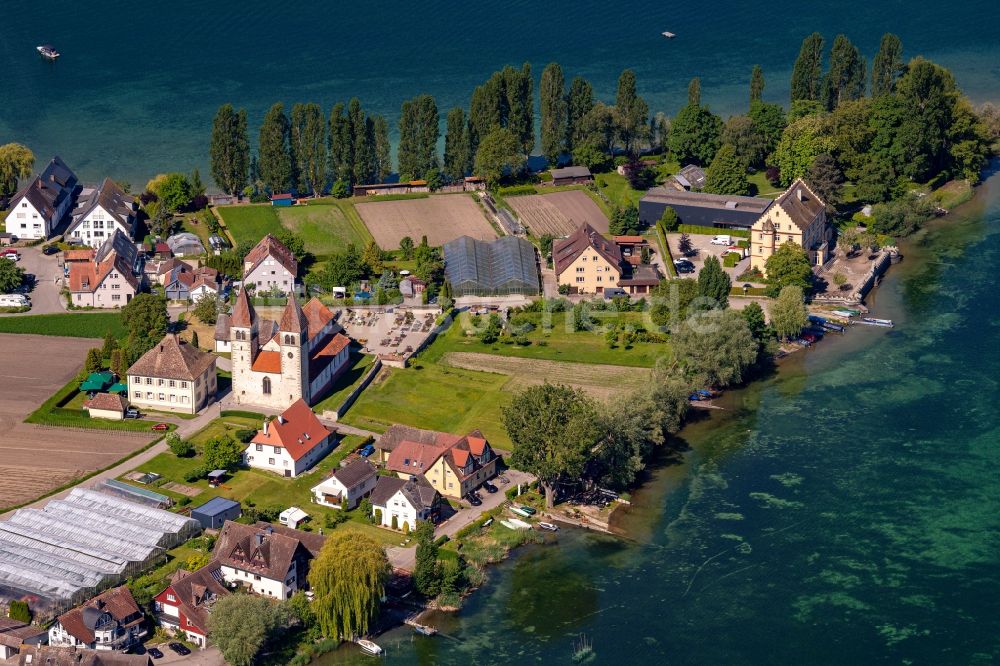 Luftaufnahme Reichenau - Kirchengebäude Sankt Peter und Paul in Reichenau im Bundesland Baden-Württemberg, Deutschland