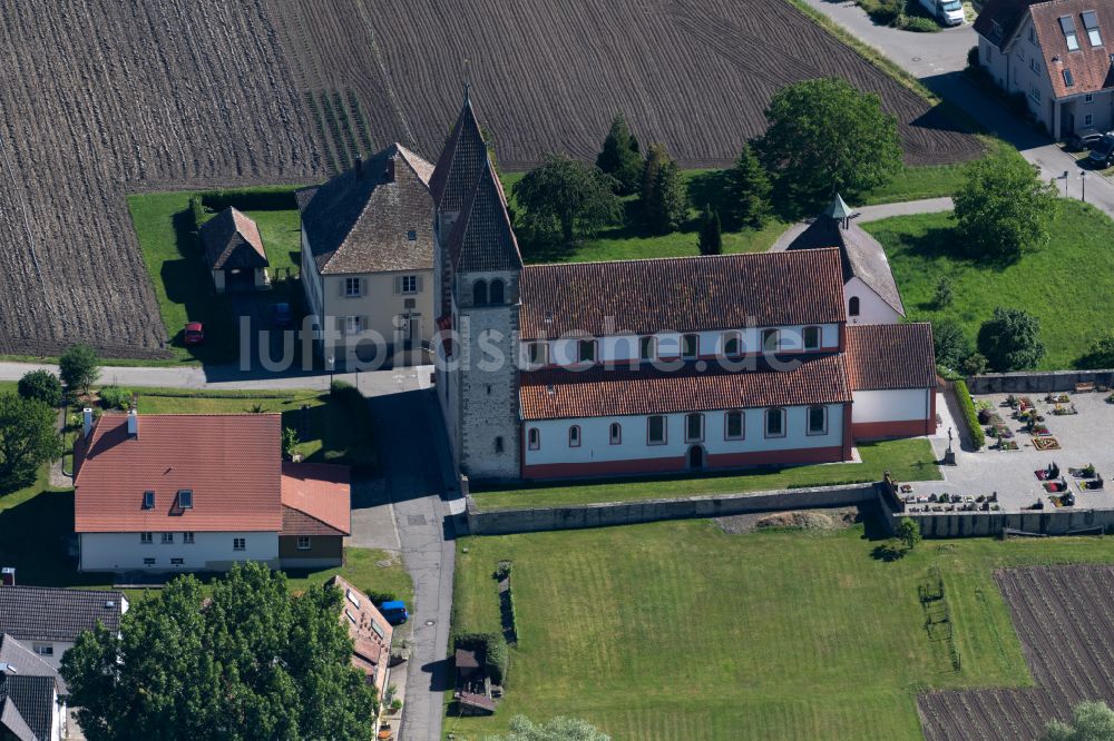 Reichenau aus der Vogelperspektive: Kirchengebäude Sankt Peter und Paul in Reichenau im Bundesland Baden-Württemberg, Deutschland