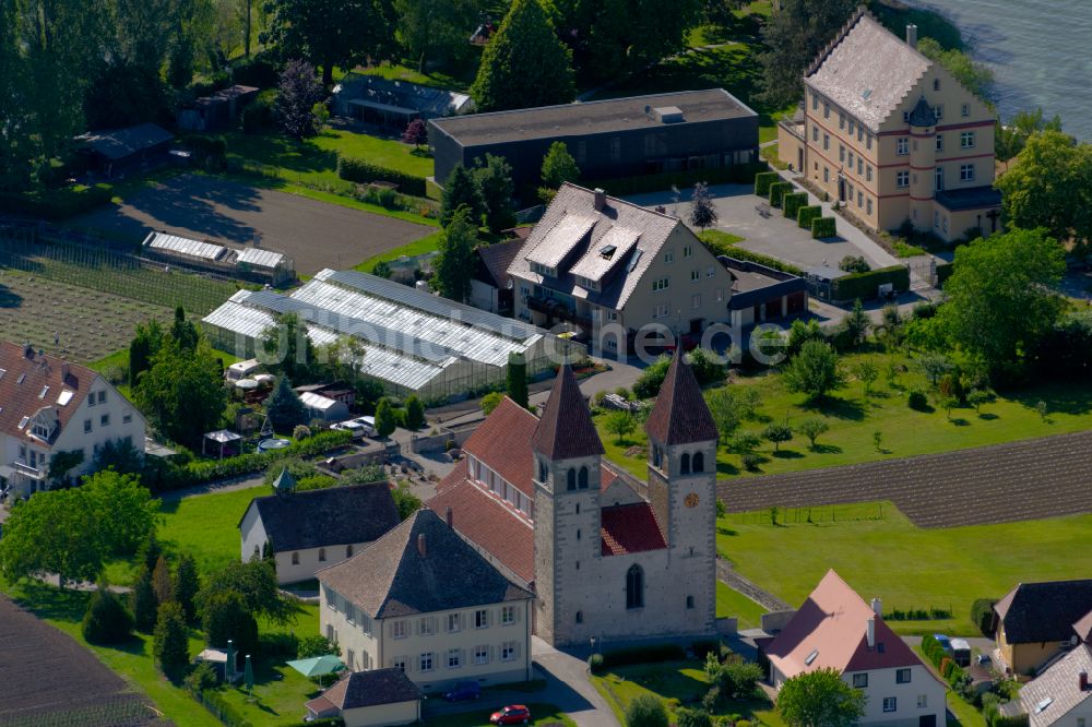 Reichenau von oben - Kirchengebäude Sankt Peter und Paul in Reichenau im Bundesland Baden-Württemberg, Deutschland