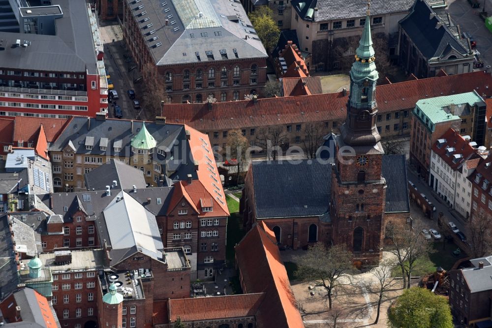 Luftbild Kopenhagen - Kirchengebäude der Sankt Petri Church an der Sankt Peders Straede in Kopenhagen in Region Hovedstaden, Dänemark