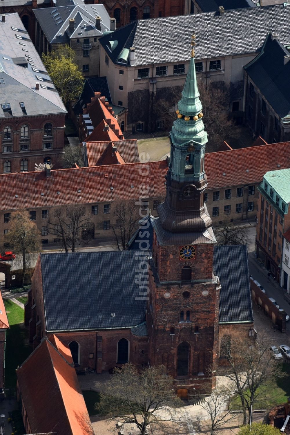 Luftaufnahme Kopenhagen - Kirchengebäude der Sankt Petri Church an der Sankt Peders Straede in Kopenhagen in Region Hovedstaden, Dänemark