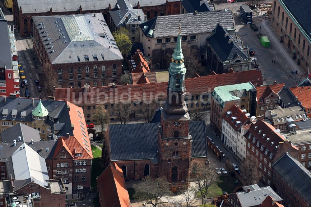 Kopenhagen von oben - Kirchengebäude der Sankt Petri Church an der Sankt Peders Straede in Kopenhagen in Region Hovedstaden, Dänemark