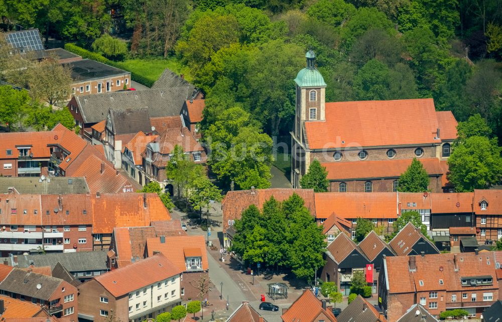 Drensteinfurt aus der Vogelperspektive: Kirchengebäude Sankt Regina in Drensteinfurt im Bundesland Nordrhein-Westfalen, Deutschland