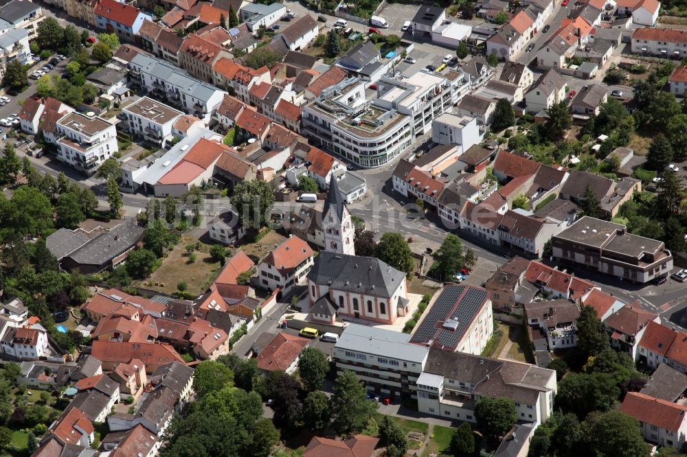 Ingelheim am Rhein aus der Vogelperspektive: Kirchengebäude der Sankt Remigius- Kirche in Ingelheim am Rhein im Bundesland Rheinland-Pfalz, Deutschland