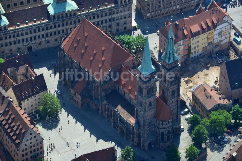 Nürnberg von oben - Kirchengebäude der Sankt Sebaldus Kirche in Nürnberg im Bundesland Bayern