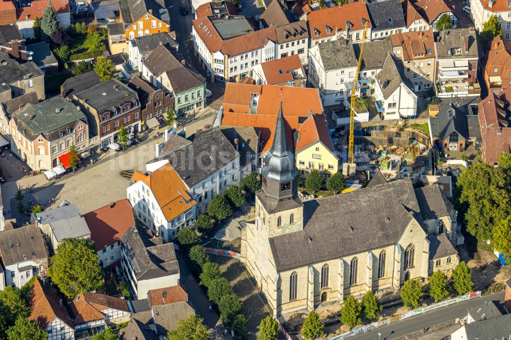 Luftaufnahme Beckum - Kirchengebäude der Sankt Stephanus Kirche in Beckum im Bundesland Nordrhein-Westfalen, Deutschland