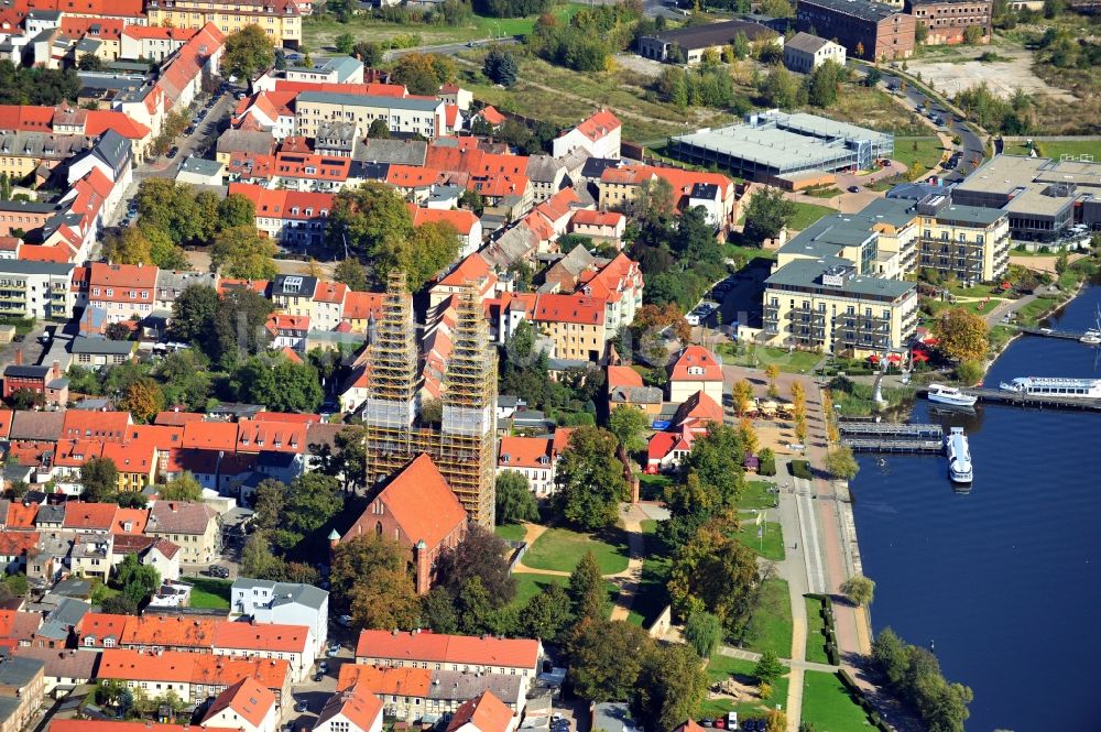 Neuruppin von oben - Kirchengebäude Sankt Trinitatis im Altstadt- Zentrum in Neuruppin im Bundesland Brandenburg, Deutschland