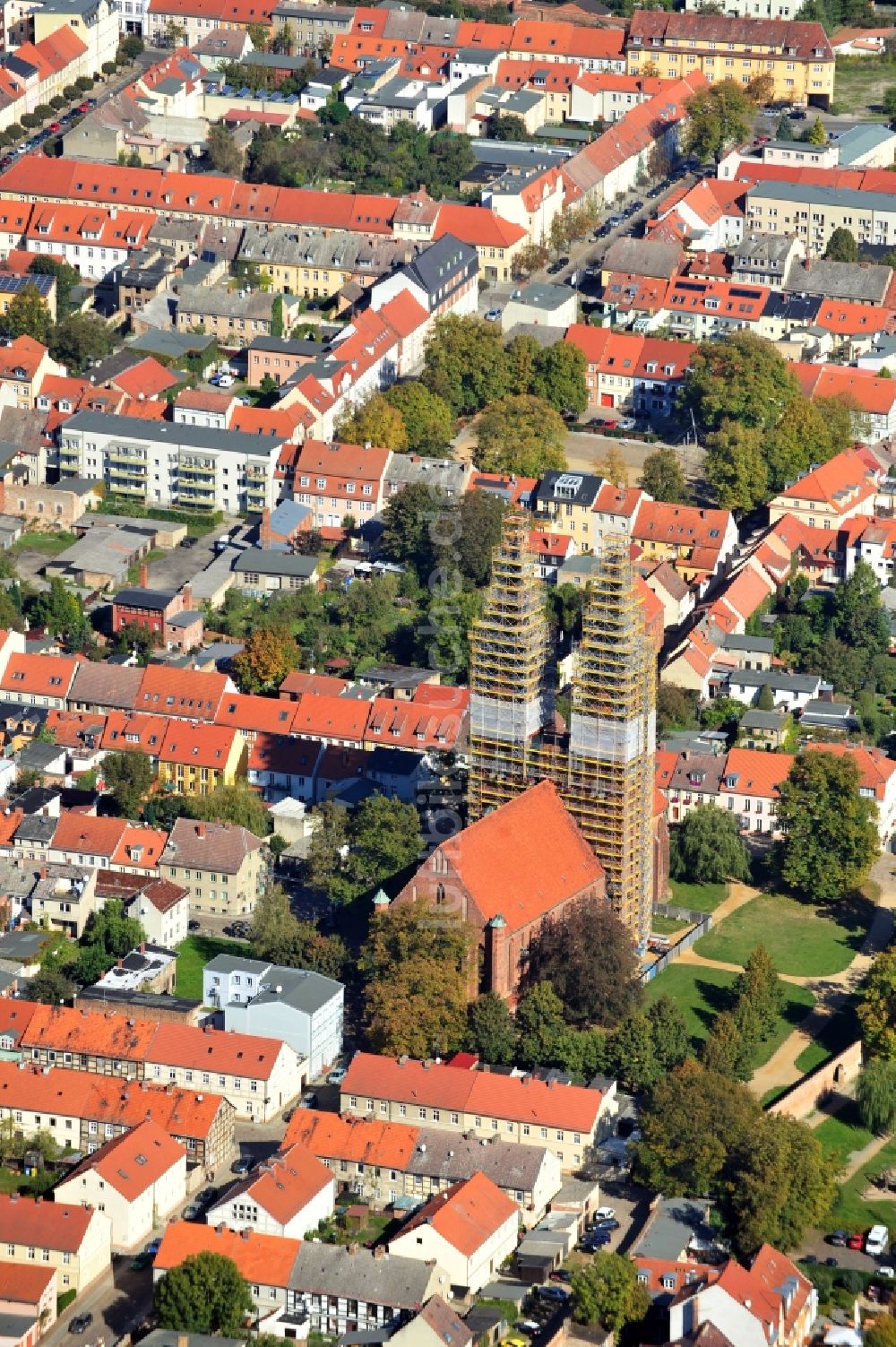 Neuruppin aus der Vogelperspektive: Kirchengebäude Sankt Trinitatis im Altstadt- Zentrum in Neuruppin im Bundesland Brandenburg, Deutschland