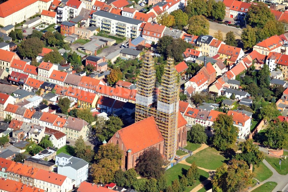 Luftbild Neuruppin - Kirchengebäude Sankt Trinitatis im Altstadt- Zentrum in Neuruppin im Bundesland Brandenburg, Deutschland