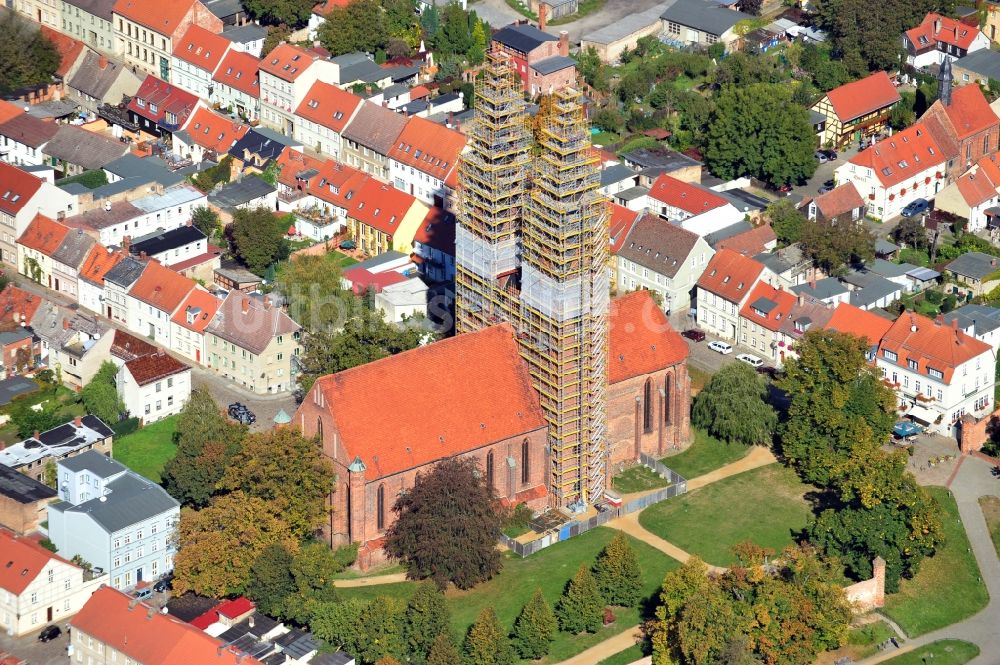 Luftaufnahme Neuruppin - Kirchengebäude Sankt Trinitatis im Altstadt- Zentrum in Neuruppin im Bundesland Brandenburg, Deutschland