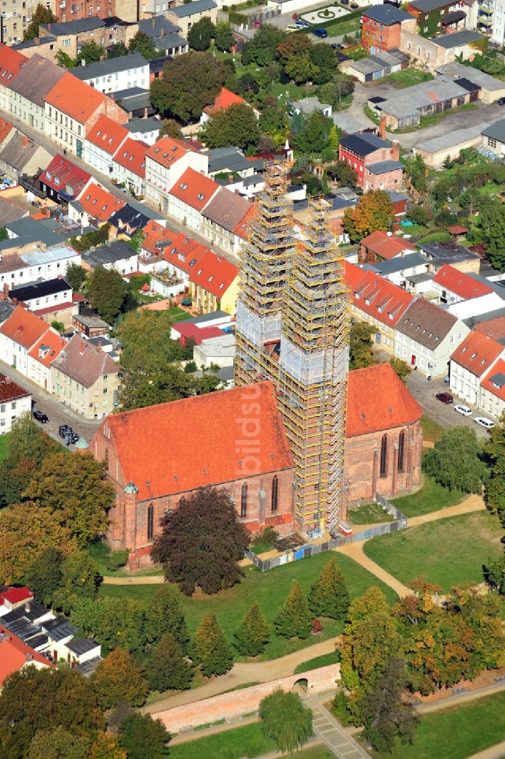 Neuruppin von oben - Kirchengebäude Sankt Trinitatis im Altstadt- Zentrum in Neuruppin im Bundesland Brandenburg, Deutschland