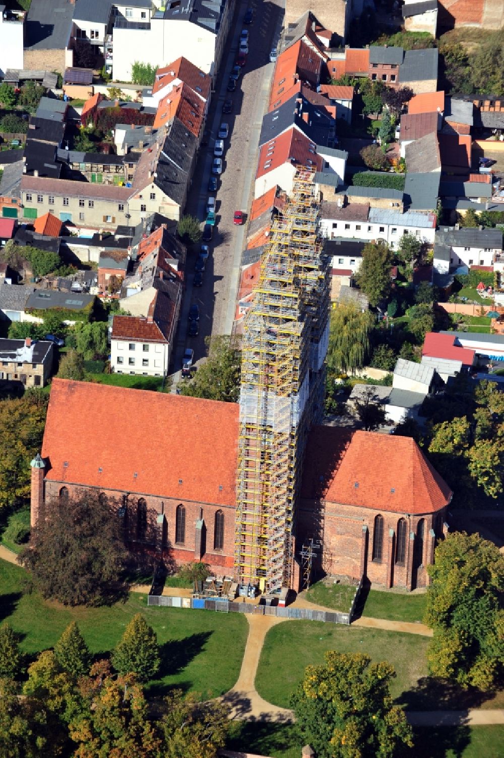 Neuruppin aus der Vogelperspektive: Kirchengebäude Sankt Trinitatis im Altstadt- Zentrum in Neuruppin im Bundesland Brandenburg, Deutschland