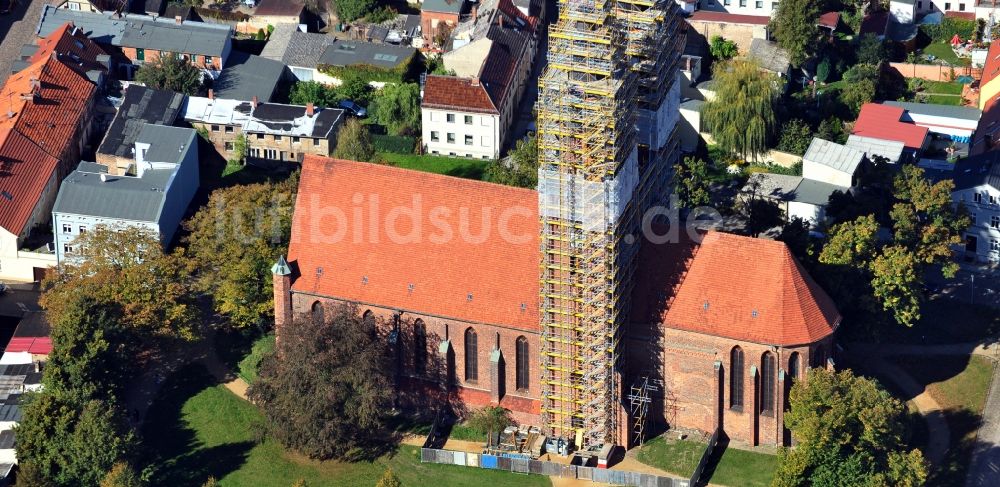 Luftbild Neuruppin - Kirchengebäude Sankt Trinitatis im Altstadt- Zentrum in Neuruppin im Bundesland Brandenburg, Deutschland