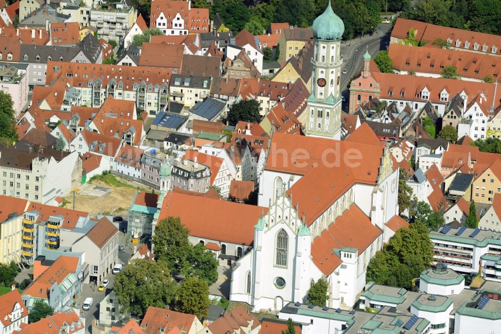 Augsburg aus der Vogelperspektive: Kirchengebäude Sankt Ulrich und Afra am Ulrichsplatz im Altstadt- Zentrum in Augsburg im Bundesland Bayern