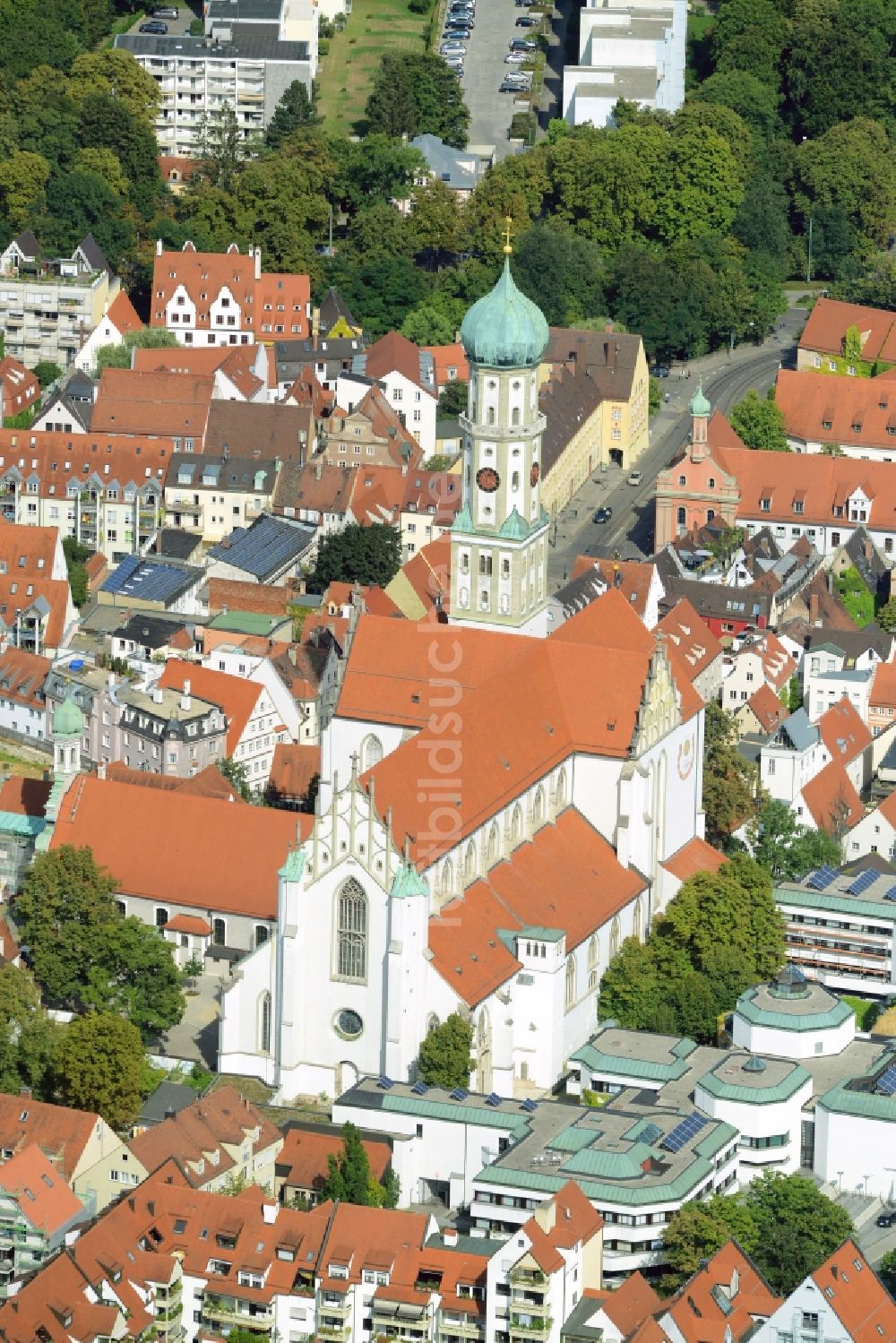 Luftbild Augsburg - Kirchengebäude Sankt Ulrich und Afra am Ulrichsplatz im Altstadt- Zentrum in Augsburg im Bundesland Bayern