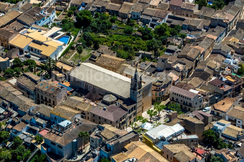 Luftaufnahme Llubi - Kirchengebäude Sant Feliu am Plaça de l'Església in Llubi in Balearische Insel Mallorca, Spanien