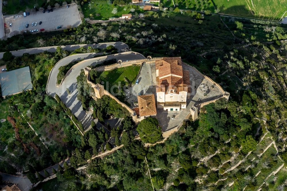 Luftaufnahme Arta - Kirchengebäude Santuari de Sant Salvador in Arta in Balearische Insel Mallorca, Spanien