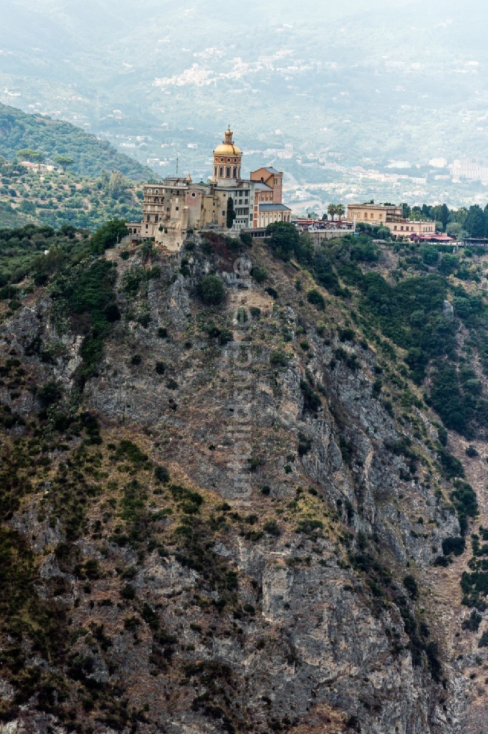 Luftaufnahme Tindari - Kirchengebäude Satuario Maria del Tindari auf Sizilien in Tindari in Italien