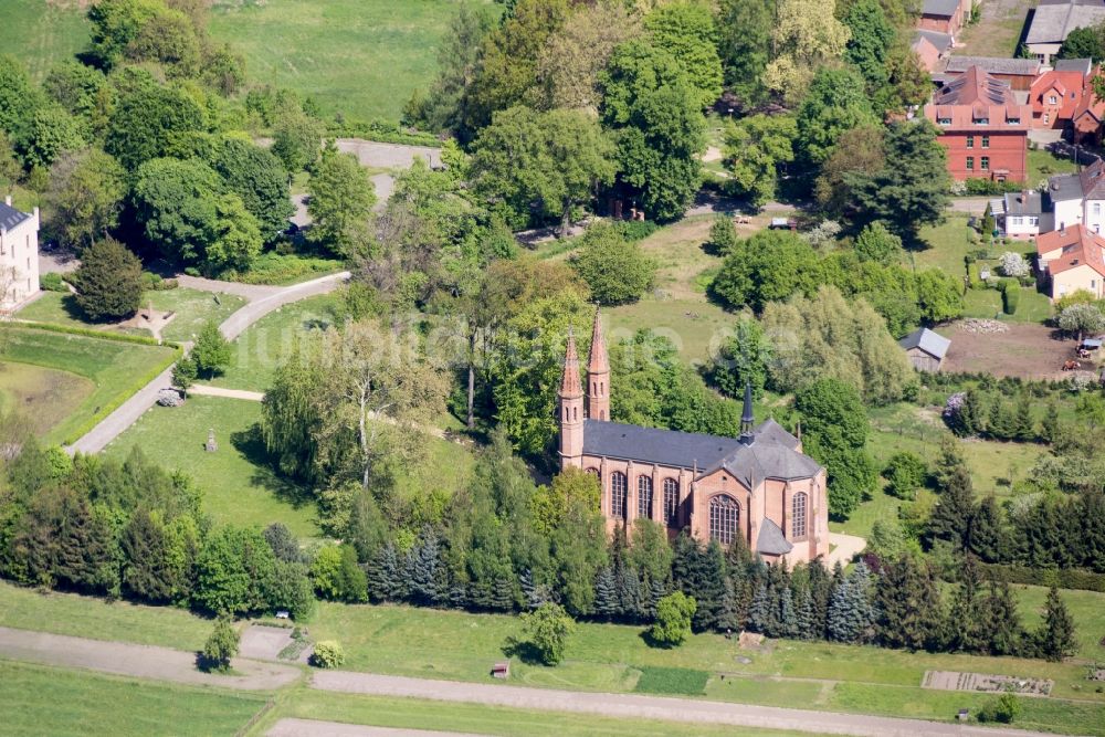 Gardelegen von oben - Kirchengebäude der Schlosskirche Letzlingen in Gardelegen im Bundesland Sachsen-Anhalt, Deutschland