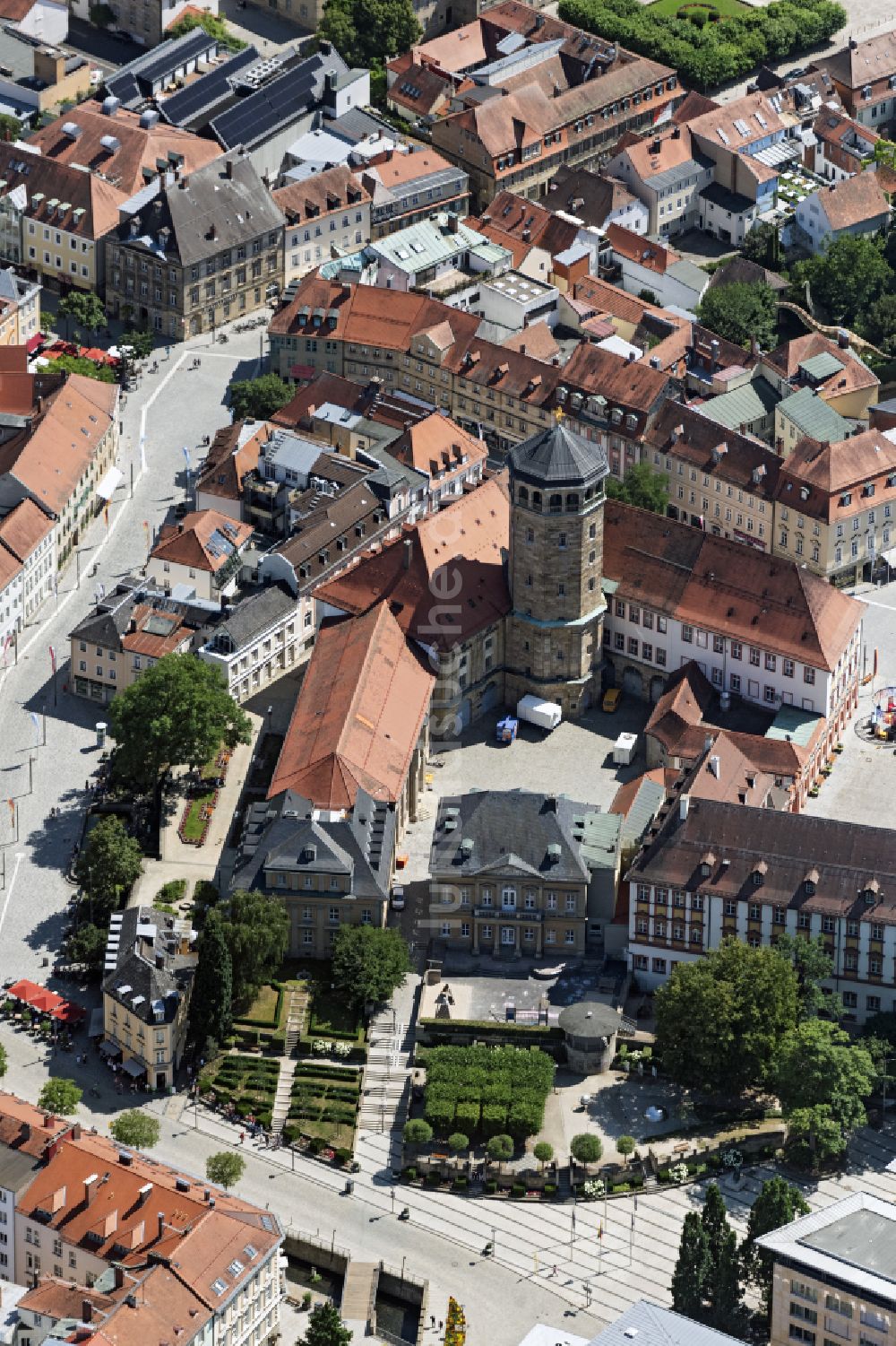 Luftaufnahme Bayreuth - Kirchengebäude der Schlosskirche sowie der Schlossturm in der Ortsmitte in Bayreuth im Bundesland Bayern, Deutschland