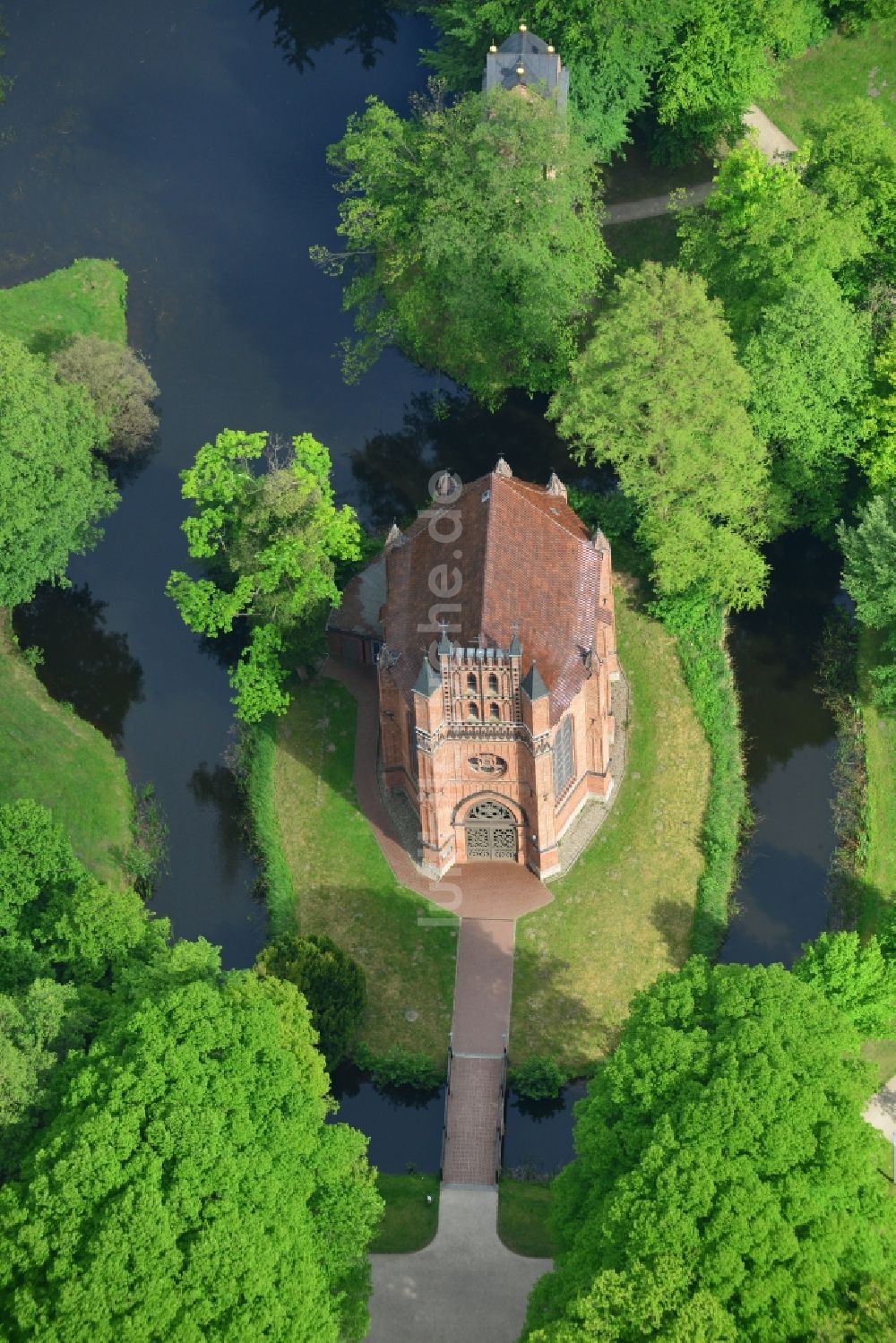 Ludwigslust von oben - Kirchengebäude der Schloßpark- Kapelle in Ludwigslust im Bundesland Mecklenburg-Vorpommern