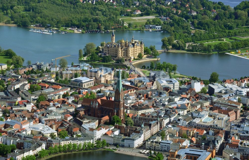 Schwerin von oben - Kirchengebäude Schweriner Dom im Altstadt- Zentrum in Schwerin im Bundesland Mecklenburg-Vorpommern