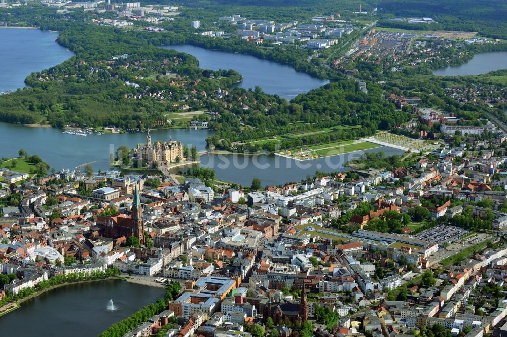 Schwerin aus der Vogelperspektive: Kirchengebäude Schweriner Dom im Altstadt- Zentrum in Schwerin im Bundesland Mecklenburg-Vorpommern