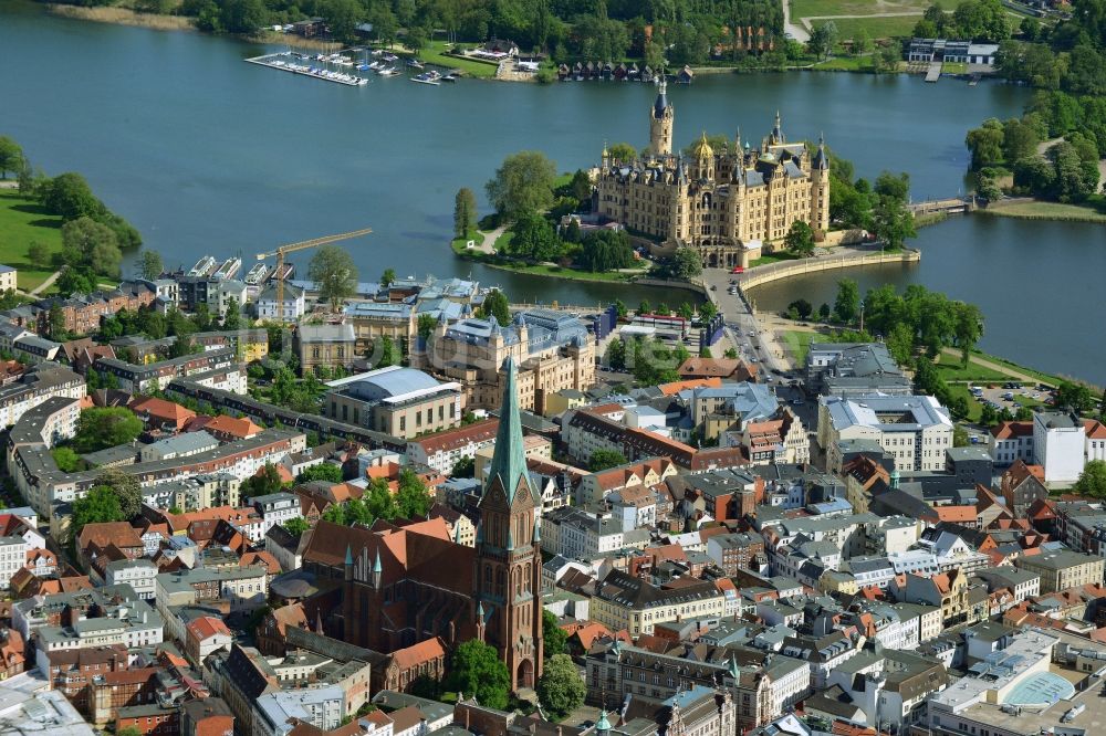 Luftbild Schwerin - Kirchengebäude Schweriner Dom im Altstadt- Zentrum in Schwerin im Bundesland Mecklenburg-Vorpommern