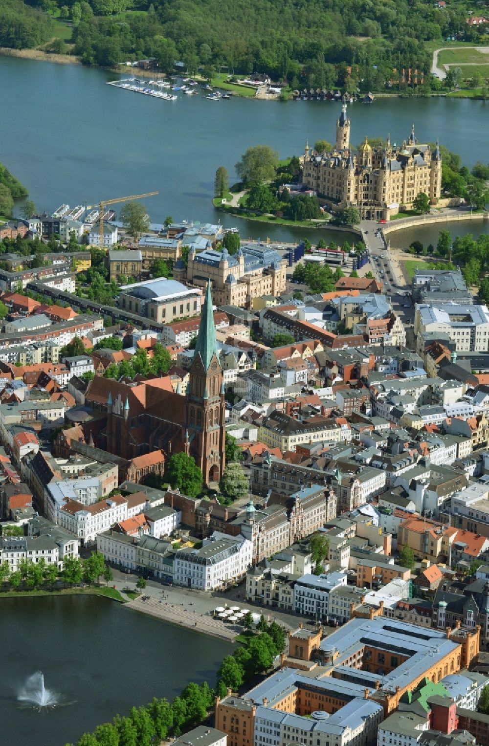 Luftaufnahme Schwerin - Kirchengebäude Schweriner Dom im Altstadt- Zentrum in Schwerin im Bundesland Mecklenburg-Vorpommern