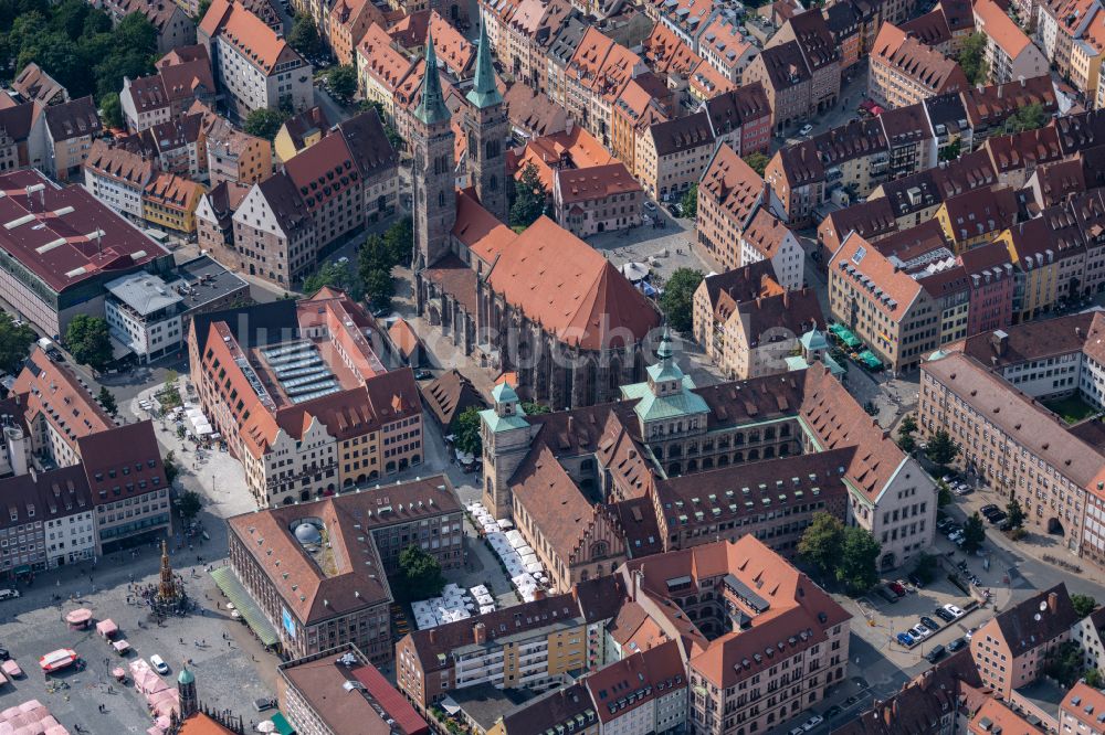 Luftaufnahme Nürnberg - Kirchengebäude der St. Sebald - Sebalduskirche in Nürnberg im Bundesland Bayern, Deutschland