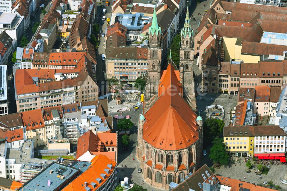 Luftaufnahme Nürnberg - Kirchengebäude der St. Sebald - Sebalduskirche in Nürnberg im Bundesland Bayern, Deutschland