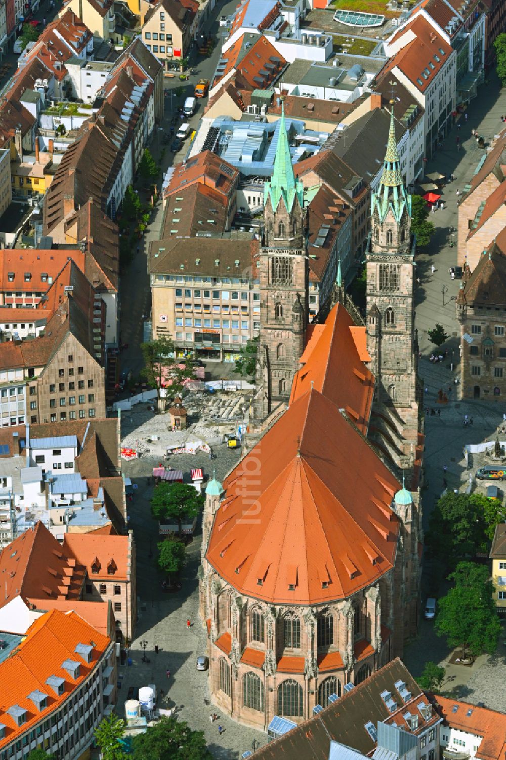 Nürnberg von oben - Kirchengebäude der St. Sebald - Sebalduskirche in Nürnberg im Bundesland Bayern, Deutschland