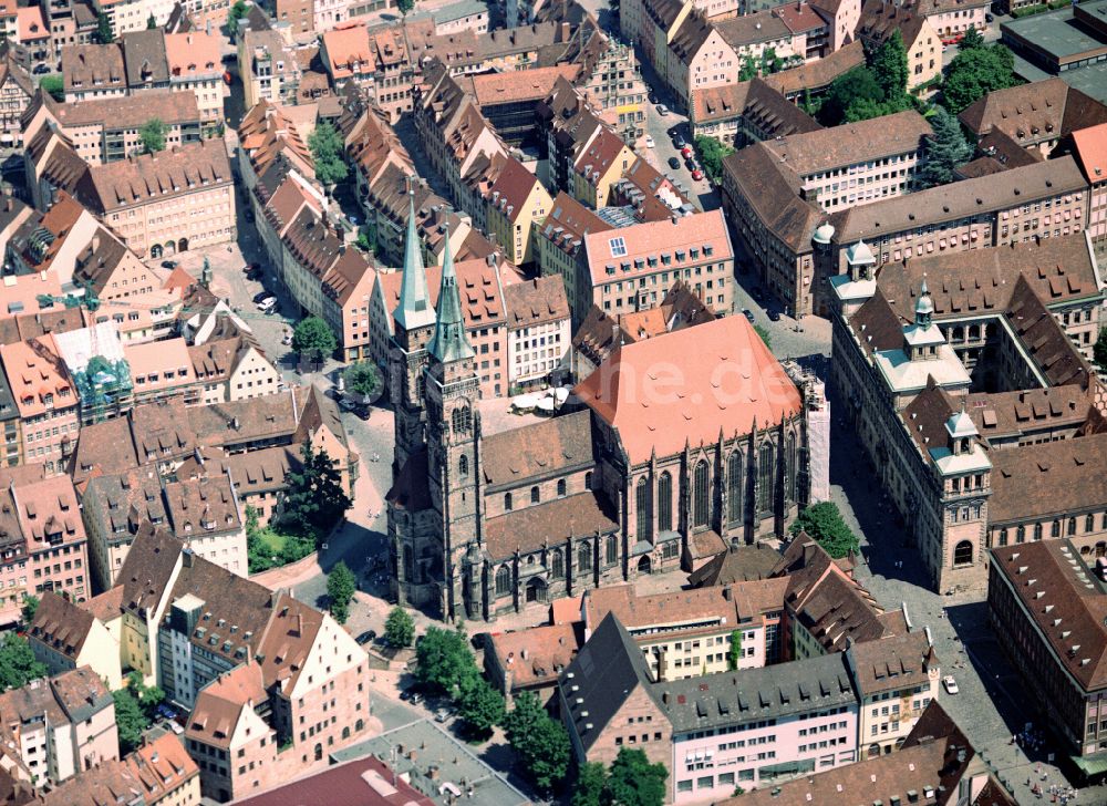 Nürnberg von oben - Kirchengebäude der St. Sebald - Sebalduskirche in Nürnberg im Bundesland Bayern, Deutschland