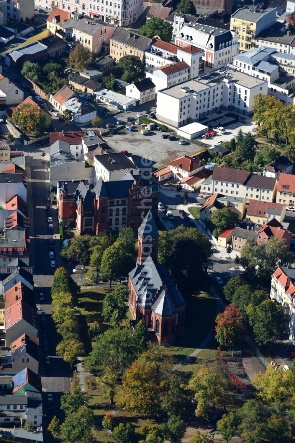 Luftaufnahme Fürstenwalde/Spree - Kirchengebäude am Seilerplatz in Fürstenwalde/Spree im Bundesland Brandenburg, Deutschland