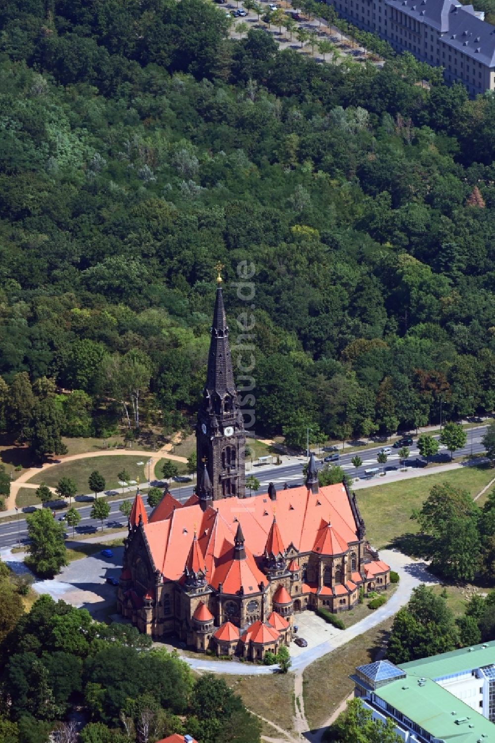 Dresden von oben - Kirchengebäude Simultankirche Sankt Martin in Dresden im Bundesland Sachsen, Deutschland