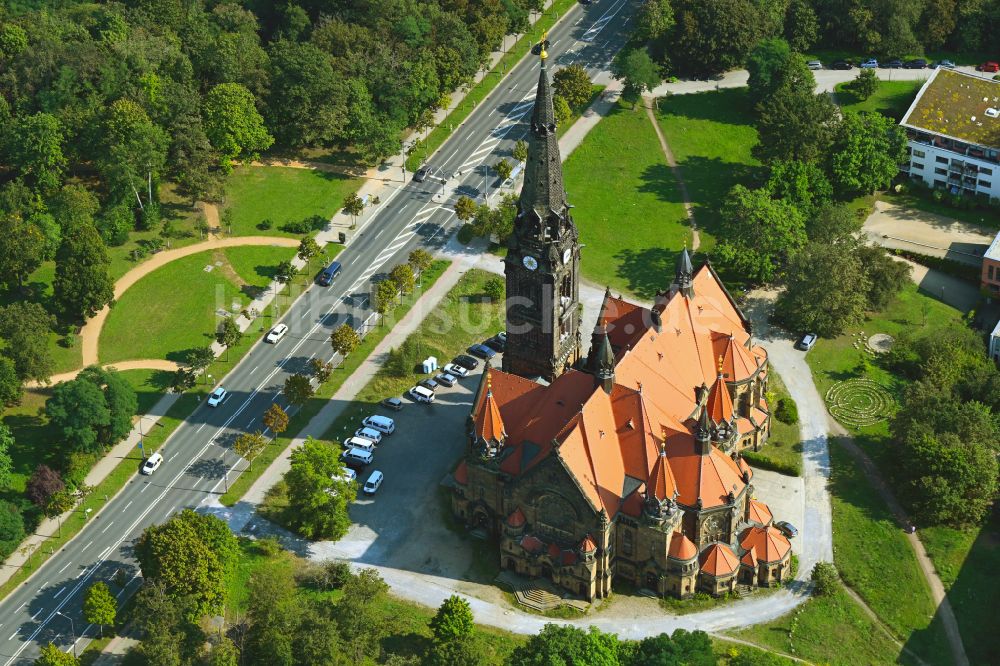 Dresden von oben - Kirchengebäude Simultankirche Sankt Martin in Dresden im Bundesland Sachsen, Deutschland