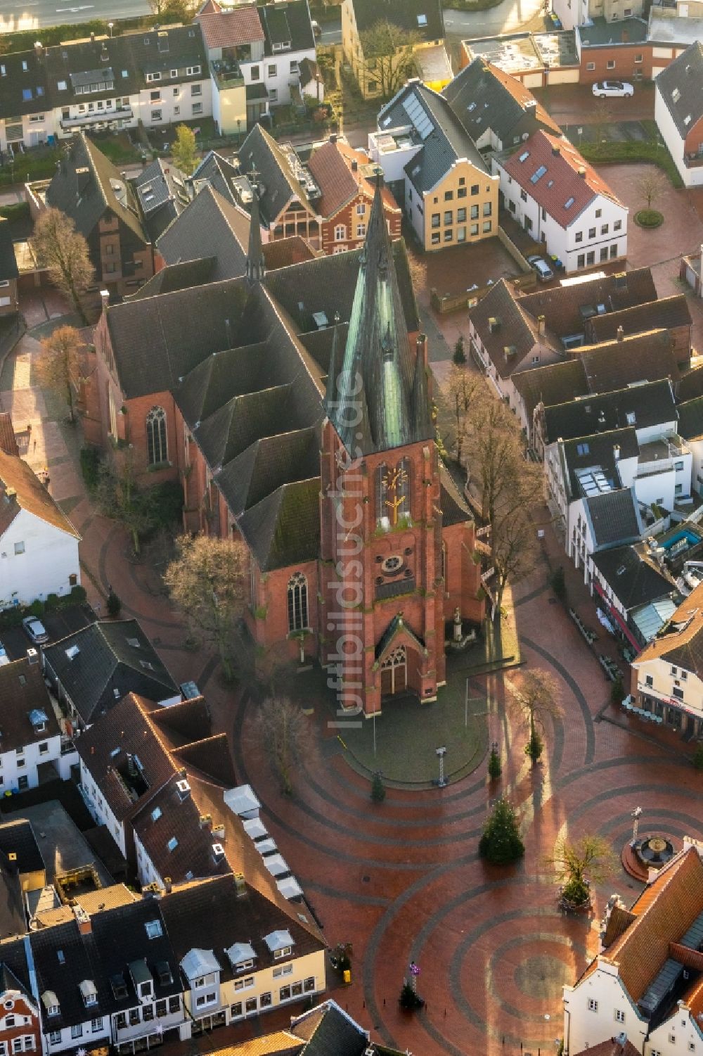 Haltern am See von oben - Kirchengebäude St.-Sixtus-Kirche im Altstadt- Zentrum in Haltern am See im Bundesland Nordrhein-Westfalen, Deutschland