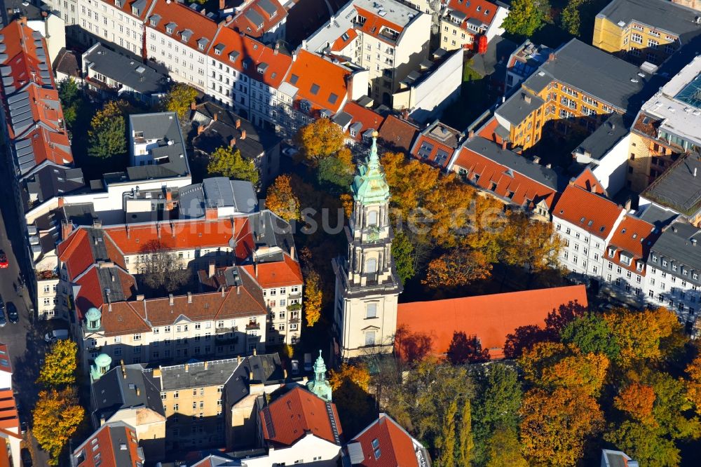 Luftbild Berlin - Kirchengebäude der Sophienkirche an der Große Hamburger Straße im Ortsteil Mitte in Berlin, Deutschland