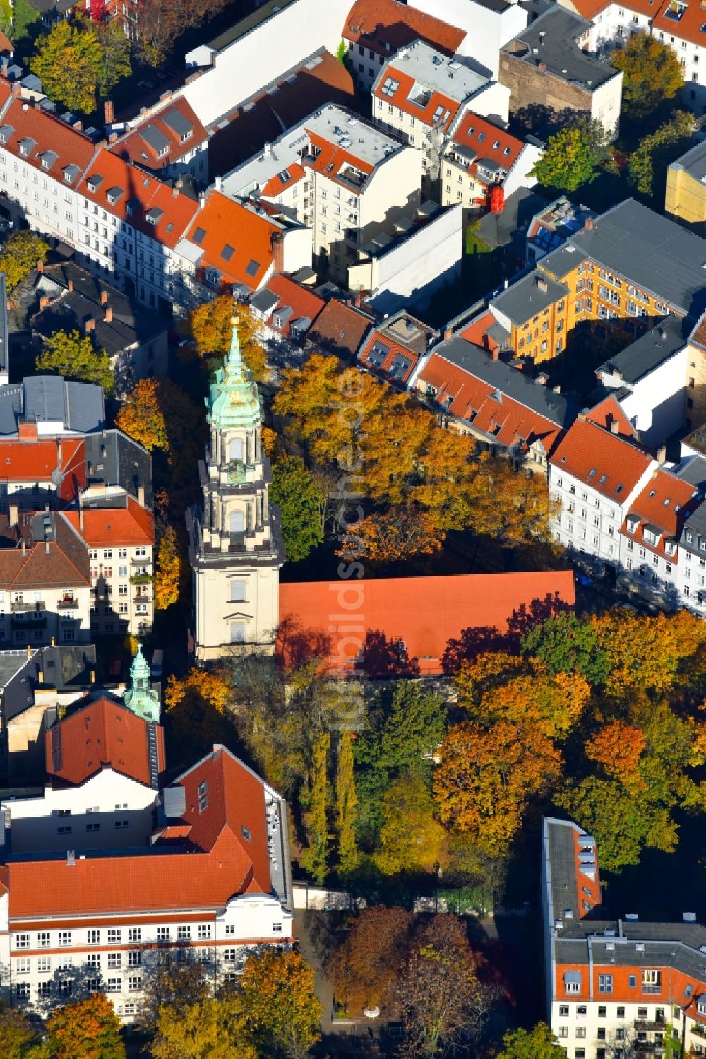 Luftaufnahme Berlin - Kirchengebäude der Sophienkirche an der Große Hamburger Straße im Ortsteil Mitte in Berlin, Deutschland