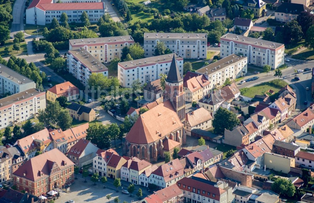 Luftaufnahme Calau - Kirchengebäude der Stadtkirche im Altstadt- Zentrum in Calau im Bundesland Brandenburg, Deutschland