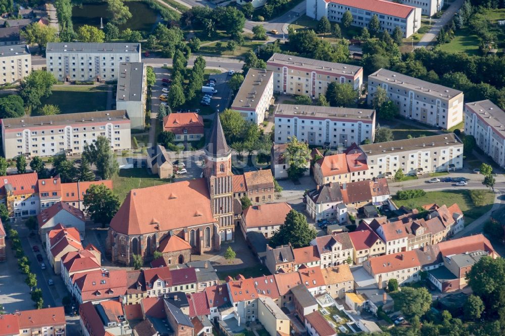 Calau von oben - Kirchengebäude der Stadtkirche im Altstadt- Zentrum in Calau im Bundesland Brandenburg, Deutschland