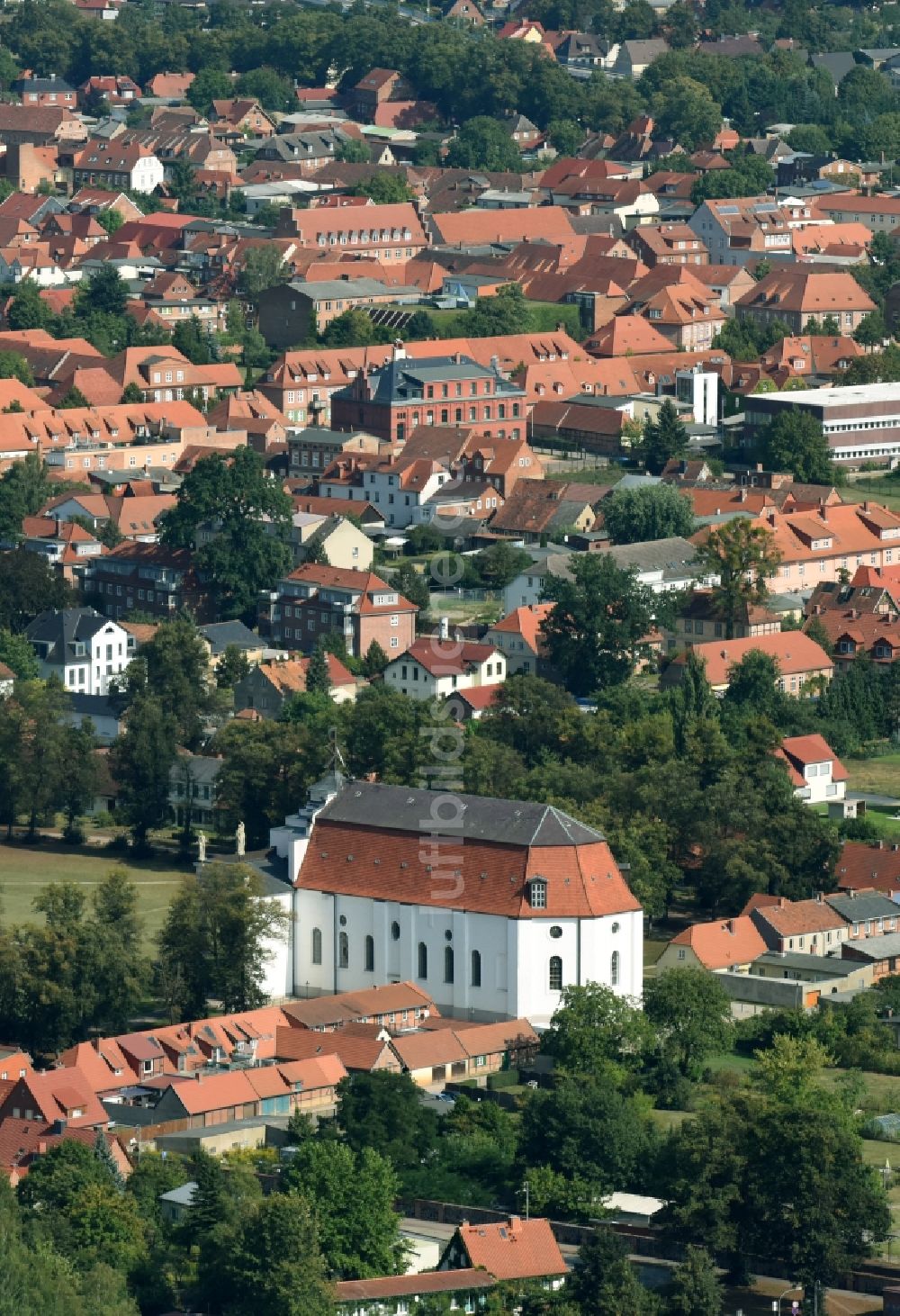 Luftbild Ludwigslust - Kirchengebäude Stadtkirche im Altstadt- Zentrum in Ludwigslust im Bundesland Mecklenburg-Vorpommern